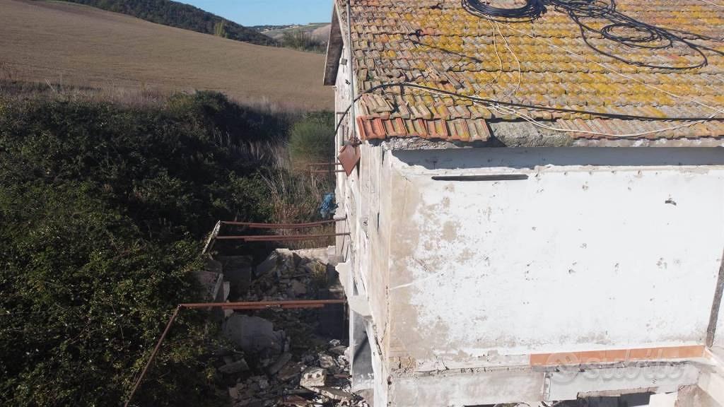 Rustico / Casale di 160 m² con più di 5 locali a T - Altro