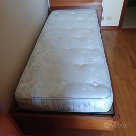letto singolo in legno chiaro