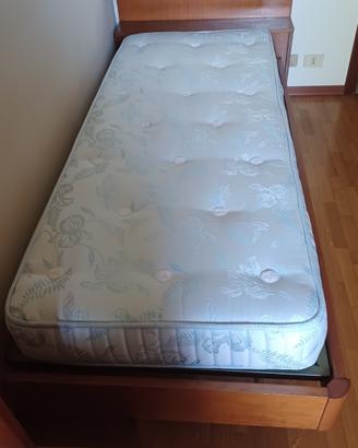 letto singolo in legno chiaro