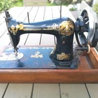 Antica macchina da cucire fine '800