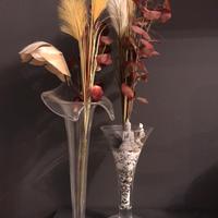 Vasi in vetro con fiori finti