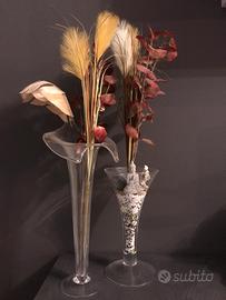 Vasi in vetro con fiori finti