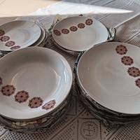 servizio di piatti vintage