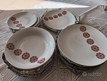 servizio di piatti vintage