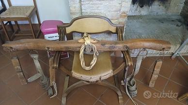 Antico giogo in legno di rovere.