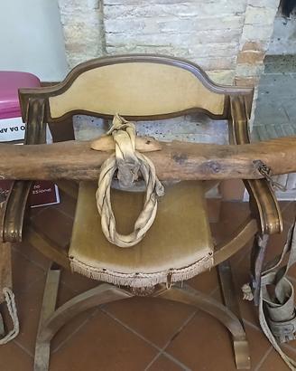 Antico giogo in legno di rovere.