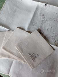 Tovaglia quadrata nuova in lino ricamata a mano