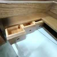 mobiletto angolare in legno pregiato 