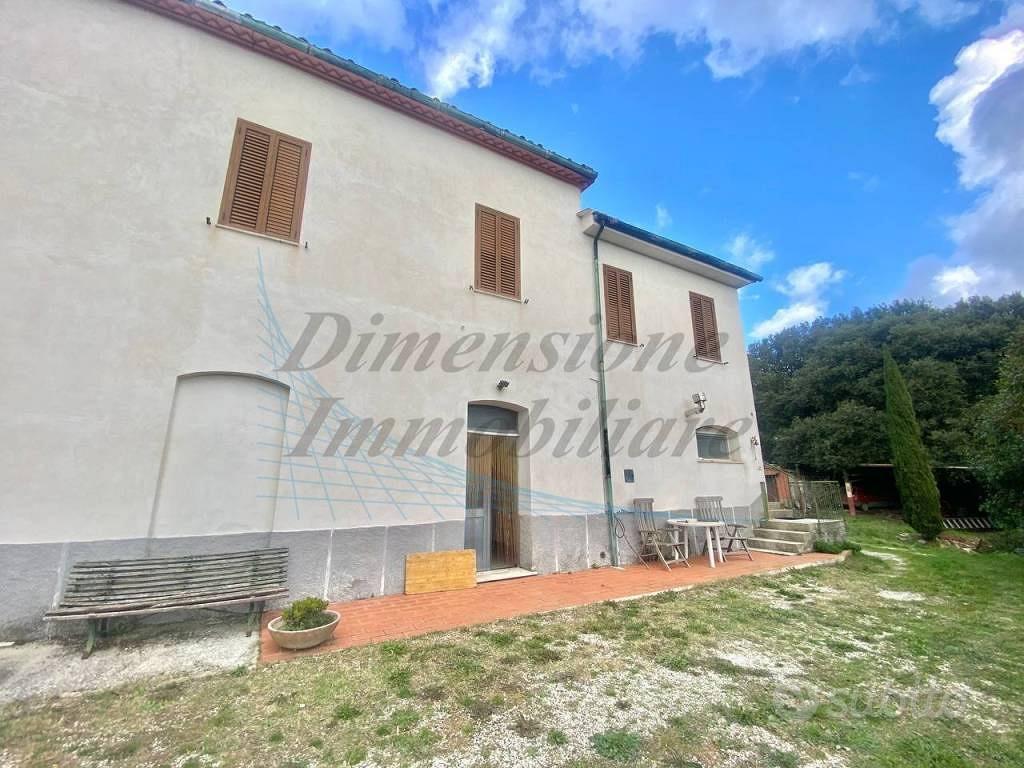 Rustico / Casale di 200 m² con più di 5 locali a P - Vista 2