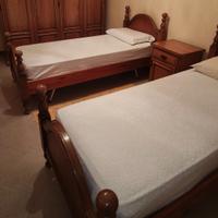 Letti in legno massiccio+ comodino