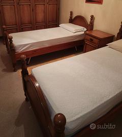 Letti in legno massiccio+ comodino