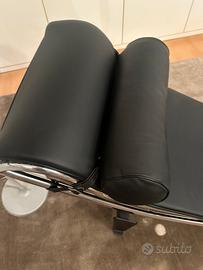 Chaise longuue LC4 ditta ArchiLab pelle nera