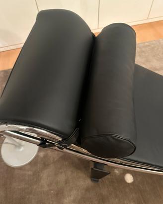 Chaise longuue LC4 ditta ArchiLab pelle nera