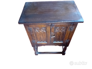 Mobiletto neogotico inizio '900 a due ante