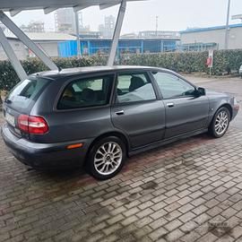volvo v40  1.8 ,benzina anno 2001. 1000 €  tratt.