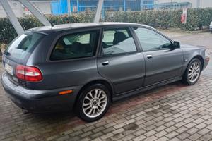 volvo v40  1.8 ,benzina anno 2001. 1000 €  tratt.