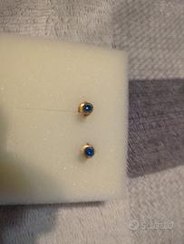 Orecchini con pietra blu