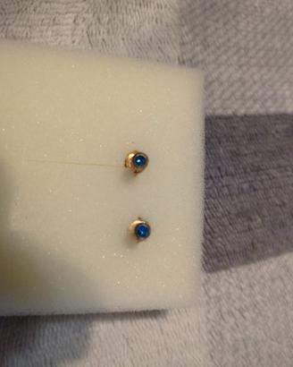 Orecchini con pietra blu