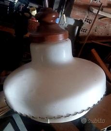 Lampada vintage in opalino bianco