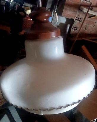 Lampada vintage in opalino bianco
