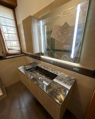 Mobile bagno con piano e lavabo in marmo nuovo