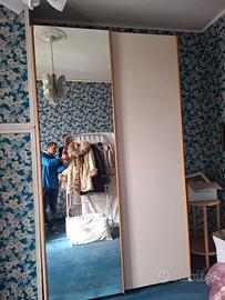 Armadio a 2 ante di cui una con specchio