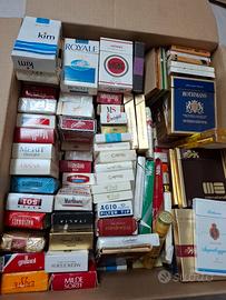Collezione paccheti di sigarette vuoti