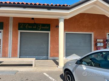 Negozio commerciale presso centro commerciale