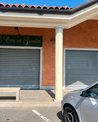 Negozio commerciale presso centro commerciale