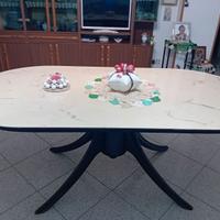 Polrone e divano, tavolo in marmo  e parete attrez