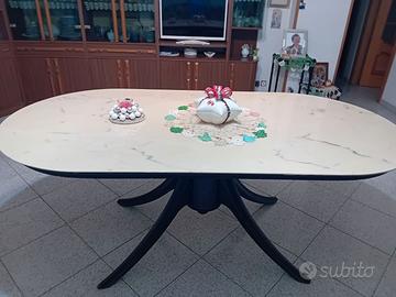 Polrone e divano, tavolo in marmo  e parete attrez