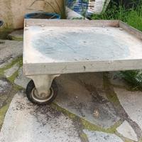 Carrello per vaso con le ruote. 