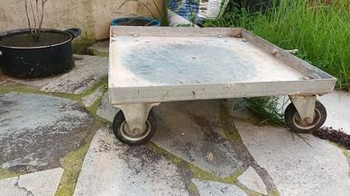 Carrello per vaso con le ruote. 