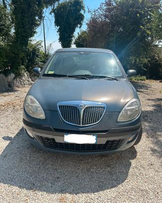 Lancia ypsilon 2004