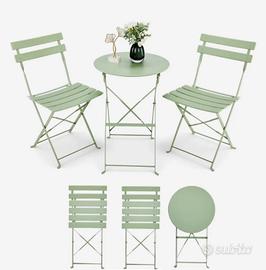 Tavolino rotondo e due sedie