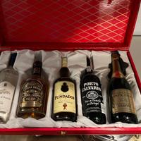 Confezione con liquori vari