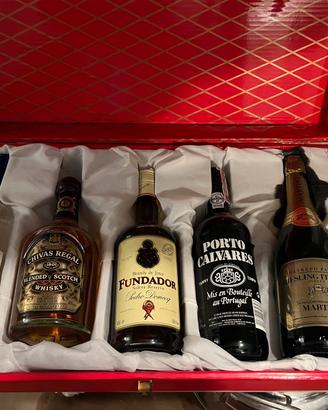 Confezione con liquori vari