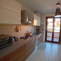 Cucina moderna con elettrodomestici 