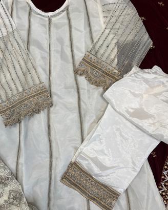 Completo donna bianco con pantaloni .