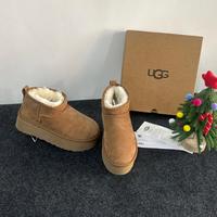 Stivali UGG con tacco rialzato, modello basso.39
