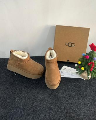 Stivali UGG con tacco rialzato, modello basso.39