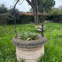Pozzo da giardino in cemento colorato con arco