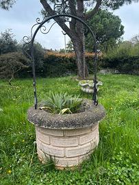 Pozzo da giardino in cemento colorato con arco