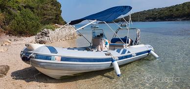 gommone con chiglia in VTR