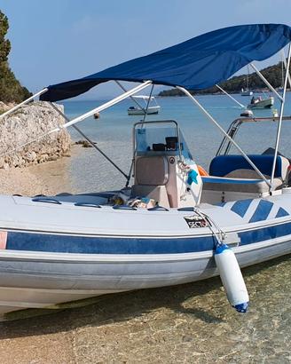 gommone con chiglia in VTR