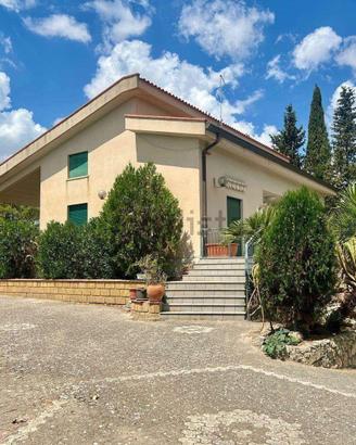 Villetta e terreno di 2,5 ettari zona Vassallaggi