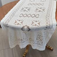 Runner lino bianco con ricamo a intaglio