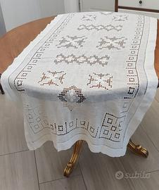 Runner lino bianco con ricamo a intaglio