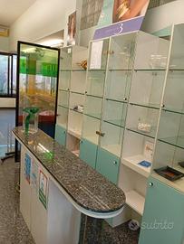 Locale commerciale ed arredamento per parrucchiere