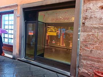 Prestigioso fondo commerciale nel cuore di lucca